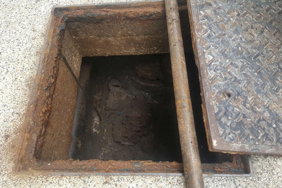 Caixa de gordura aberta para limpeza
